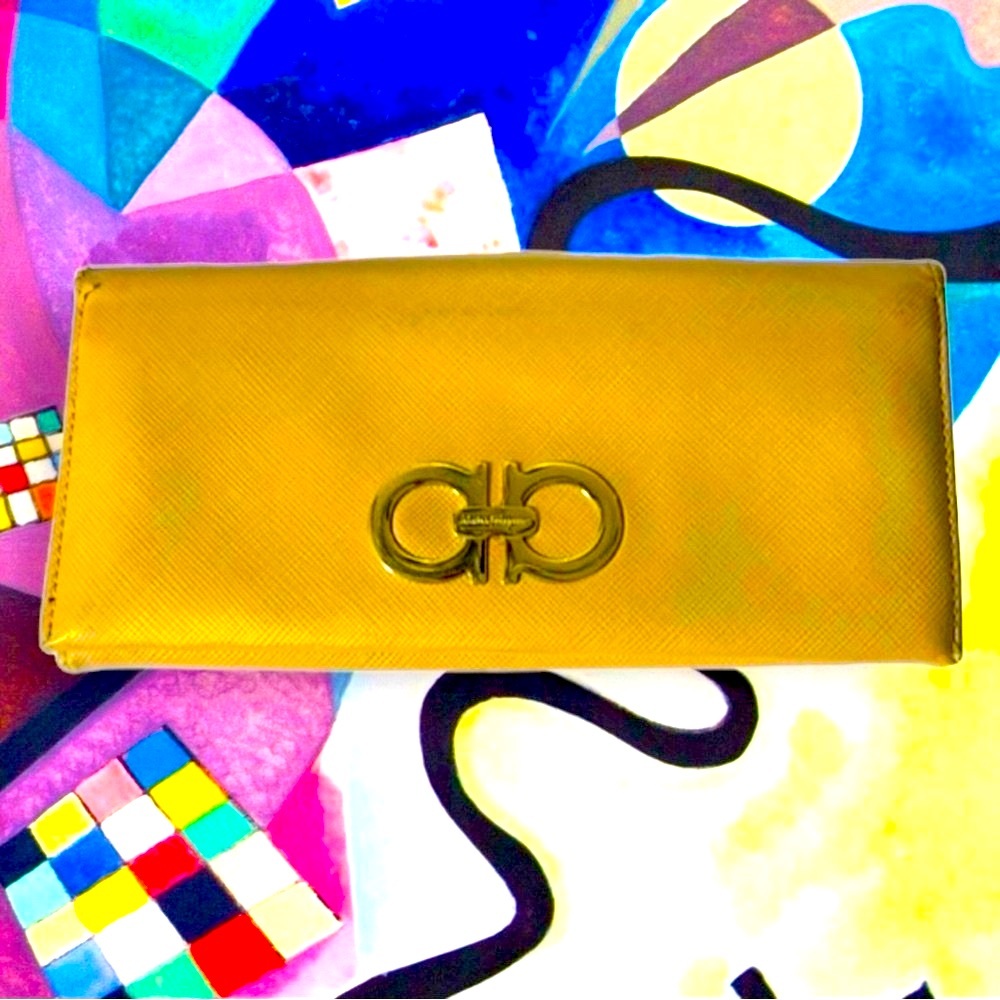 🚨 Ferragamo Long Wallet EUC